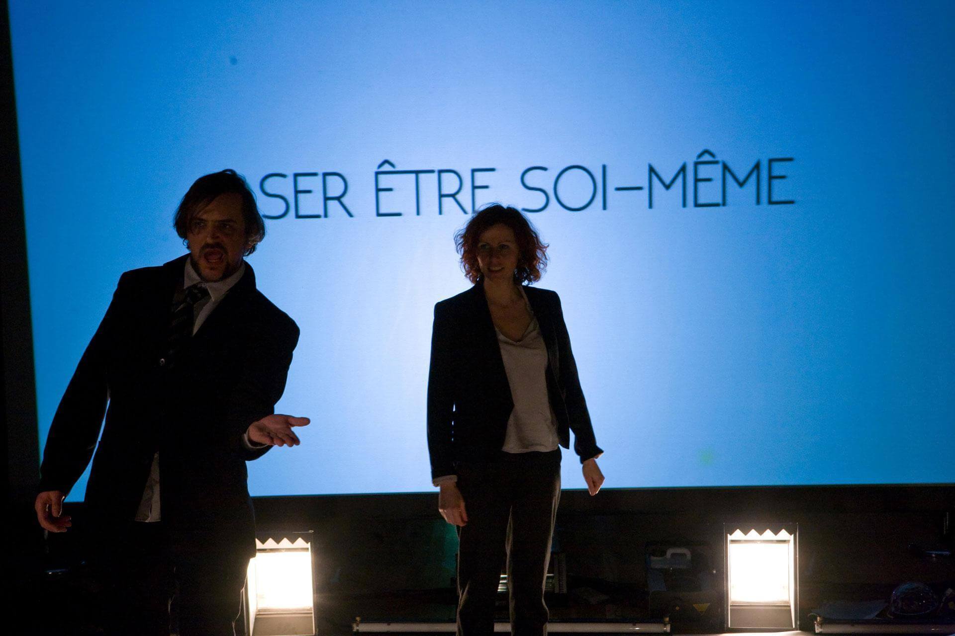 Deux acteurs sur une scène bleue, projection Oser être soi-même