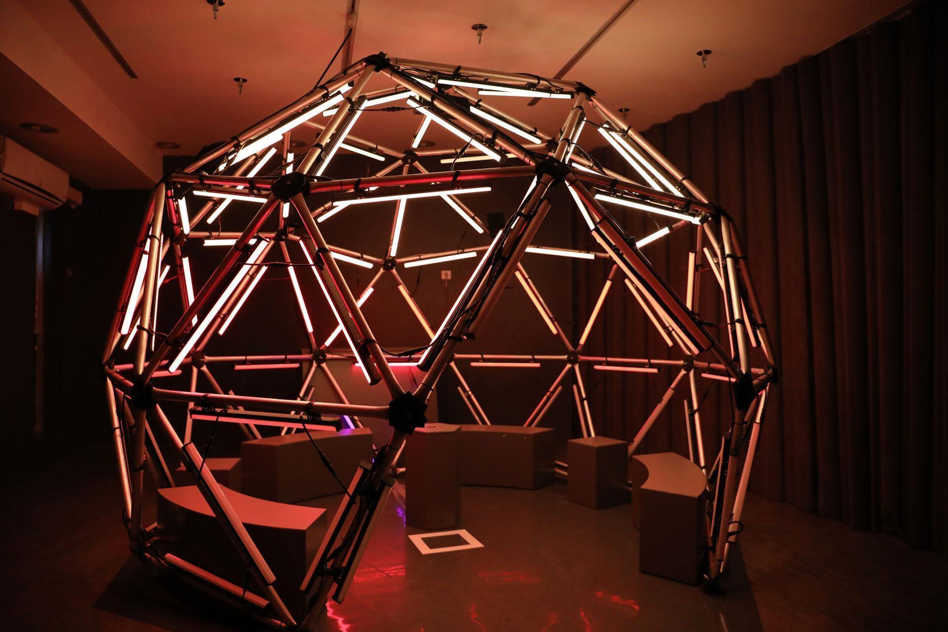 Le dôme géodésique lumineux de l'exposition Corps et Encorps