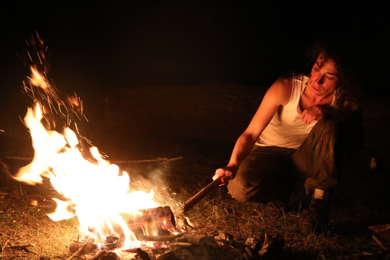 Croire aux fauves — comédienne devant le feu