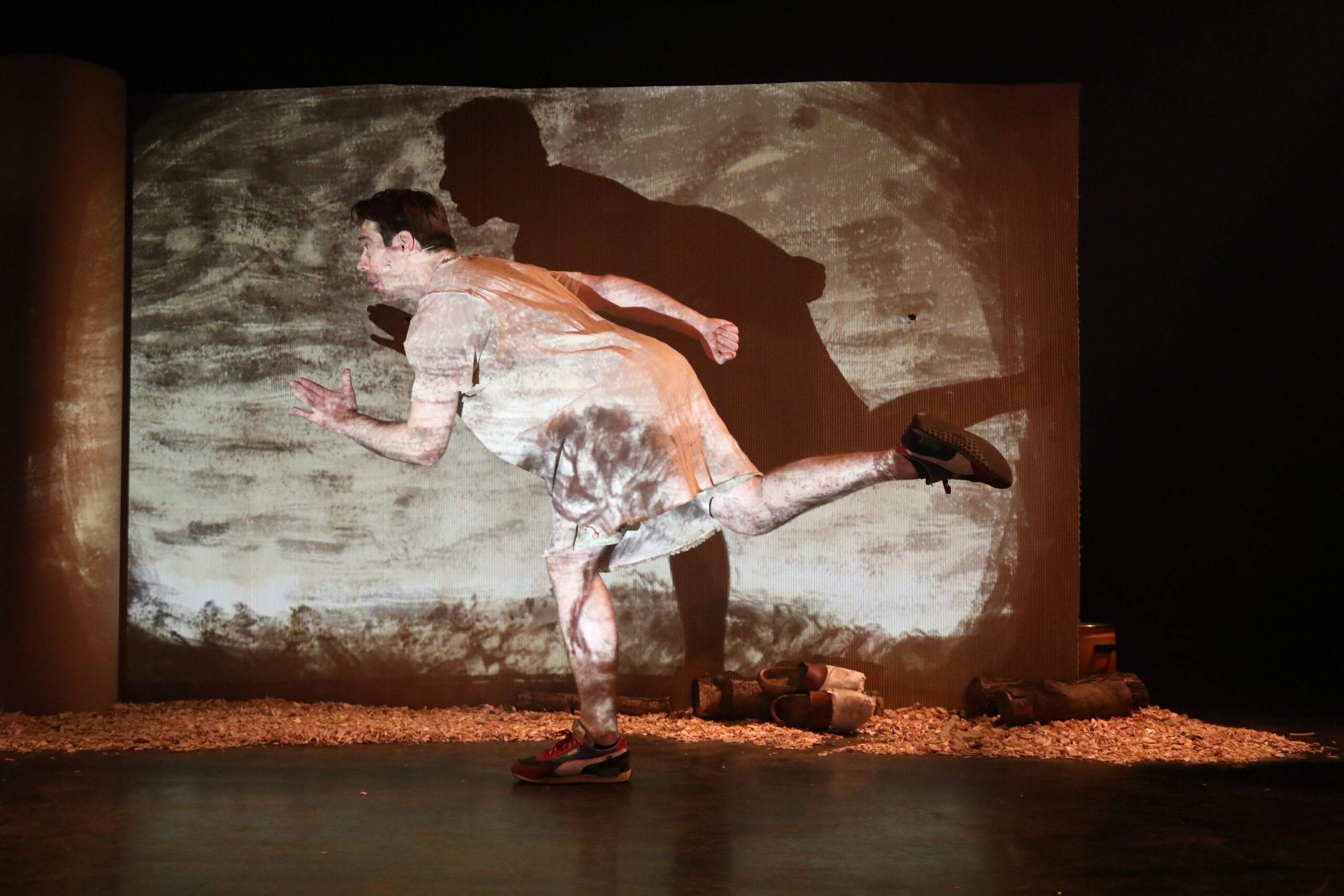 Pinocchio — acteur en course devant projection