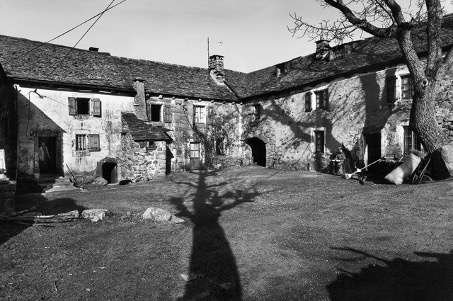 Cour d'une ferme ancienne en pierre