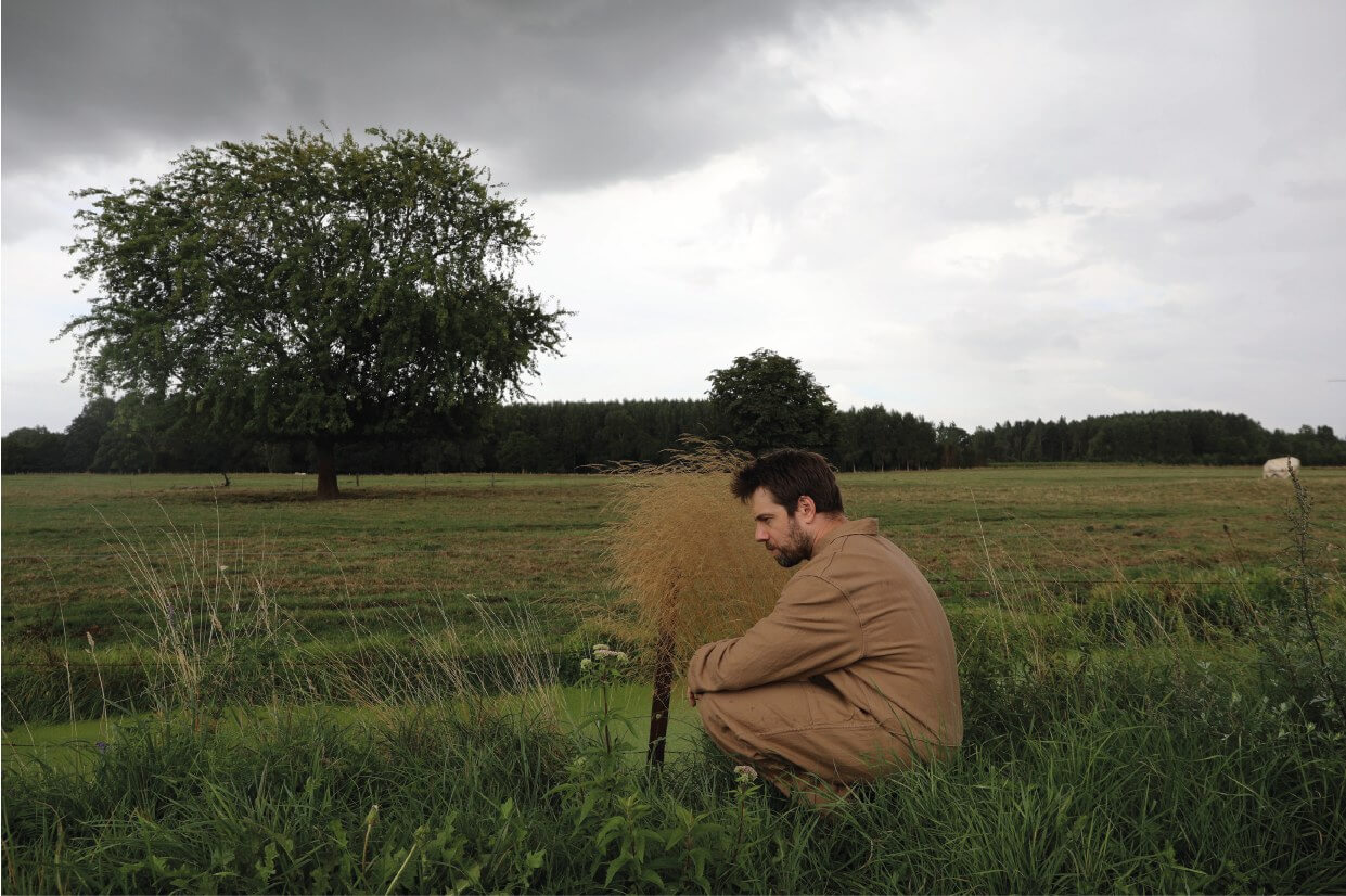 Pierre Cartonnet dans la campagne normande — ©Frédéric Laforgue