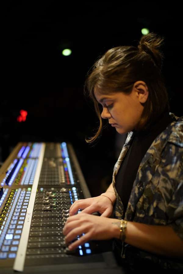 Portrait d'Anne Castex à la console son