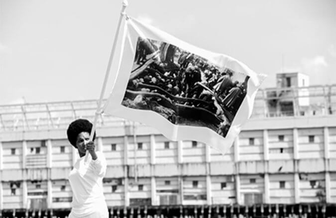 Image d'archive — figure portant un drapeau