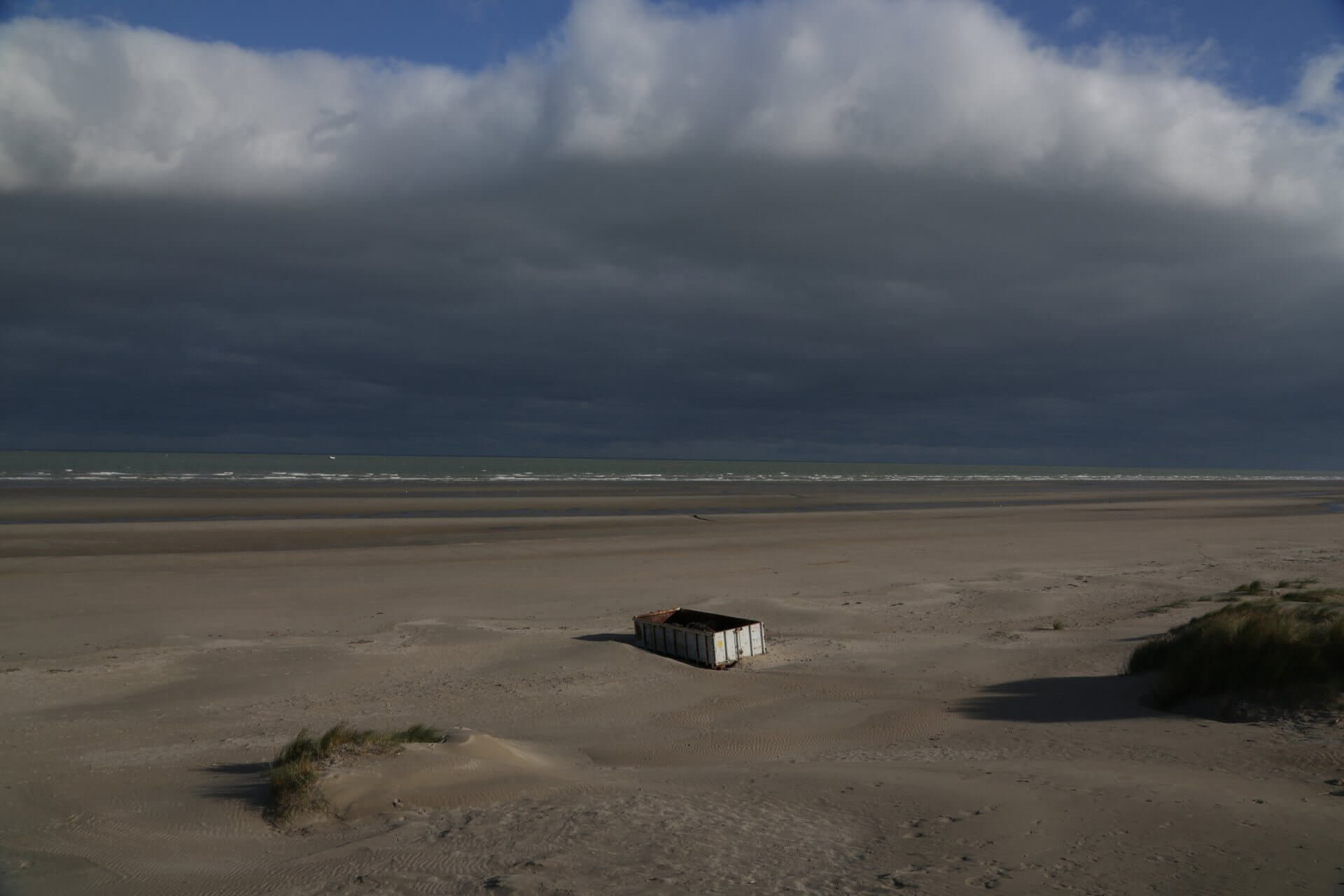 Plage de Dunkerque face à la Manche, ciel d'orage — l'horizon de Molly Bloom