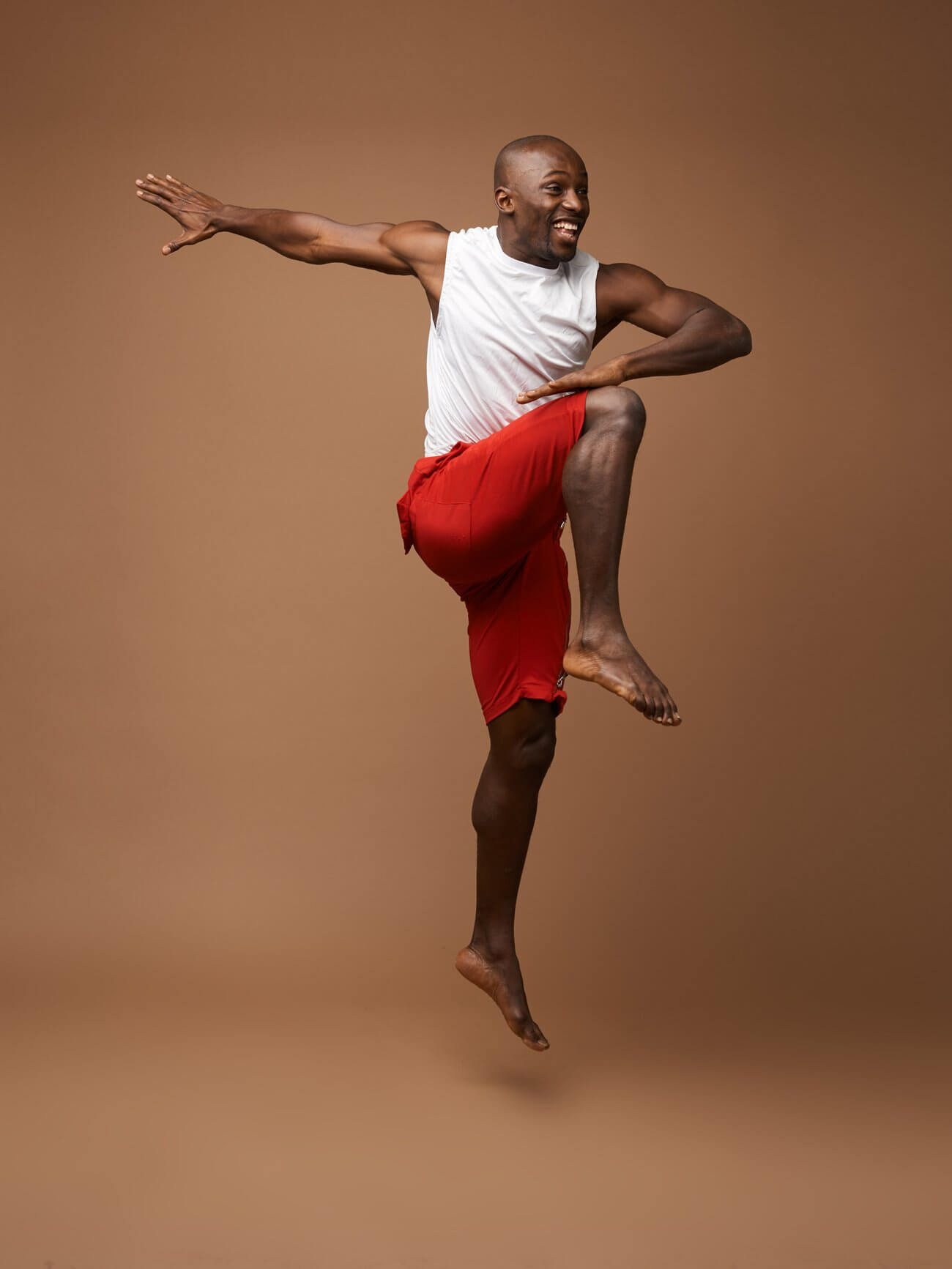 Un danseur du projet en plein saut