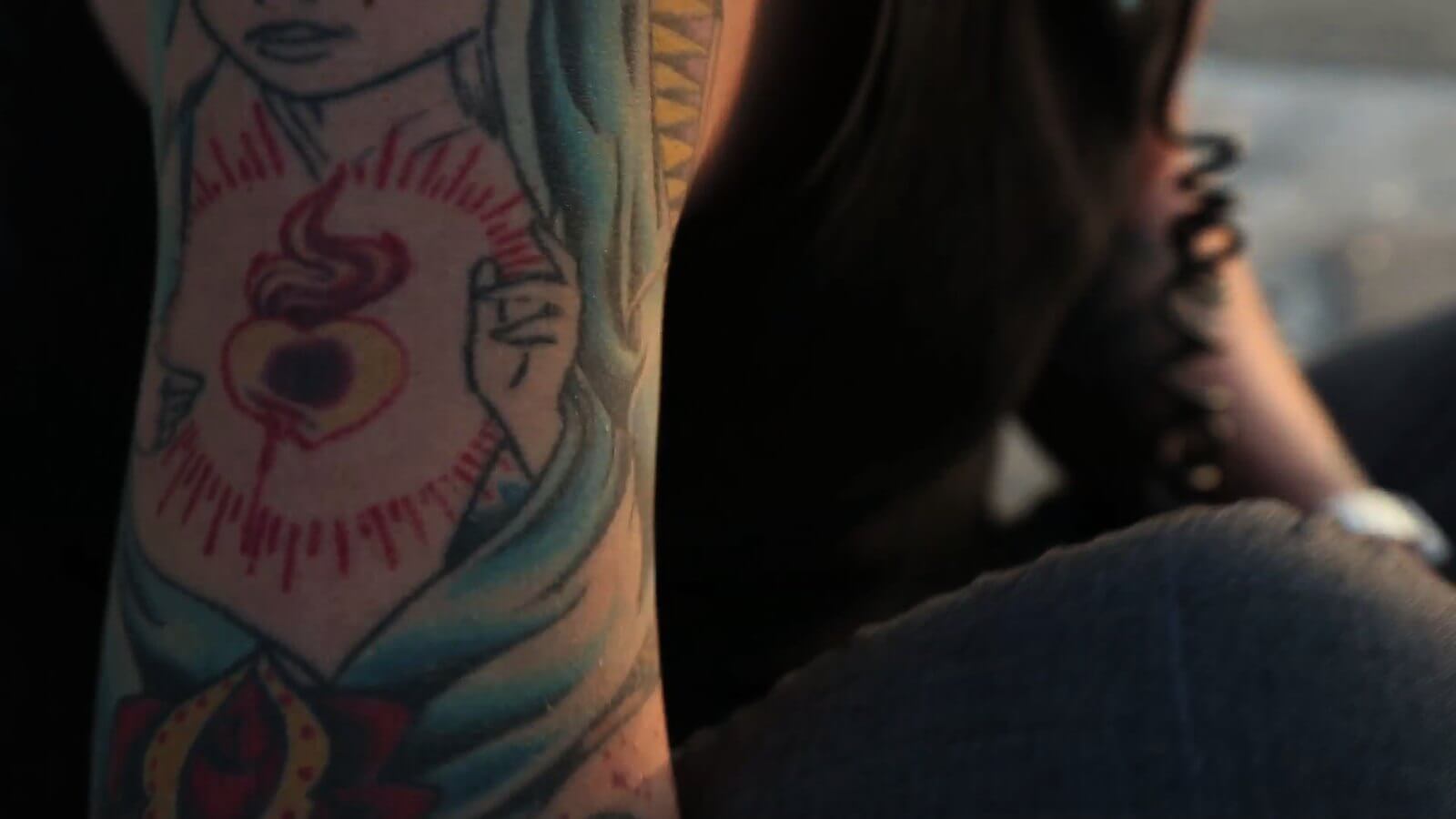 Bras tatoué d'une figure urbaine dunkerquoise — Journal Extime