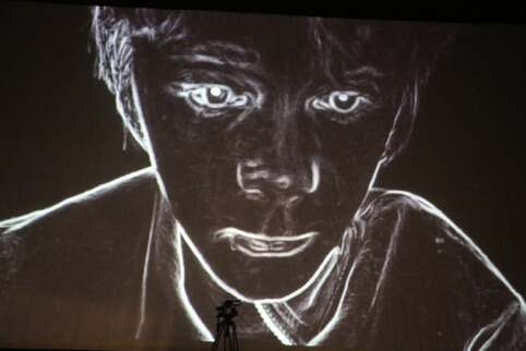 Visage d’adolescent dessiné par la lumière, projeté sur le plateau de Fantômatismes # Neo Teen