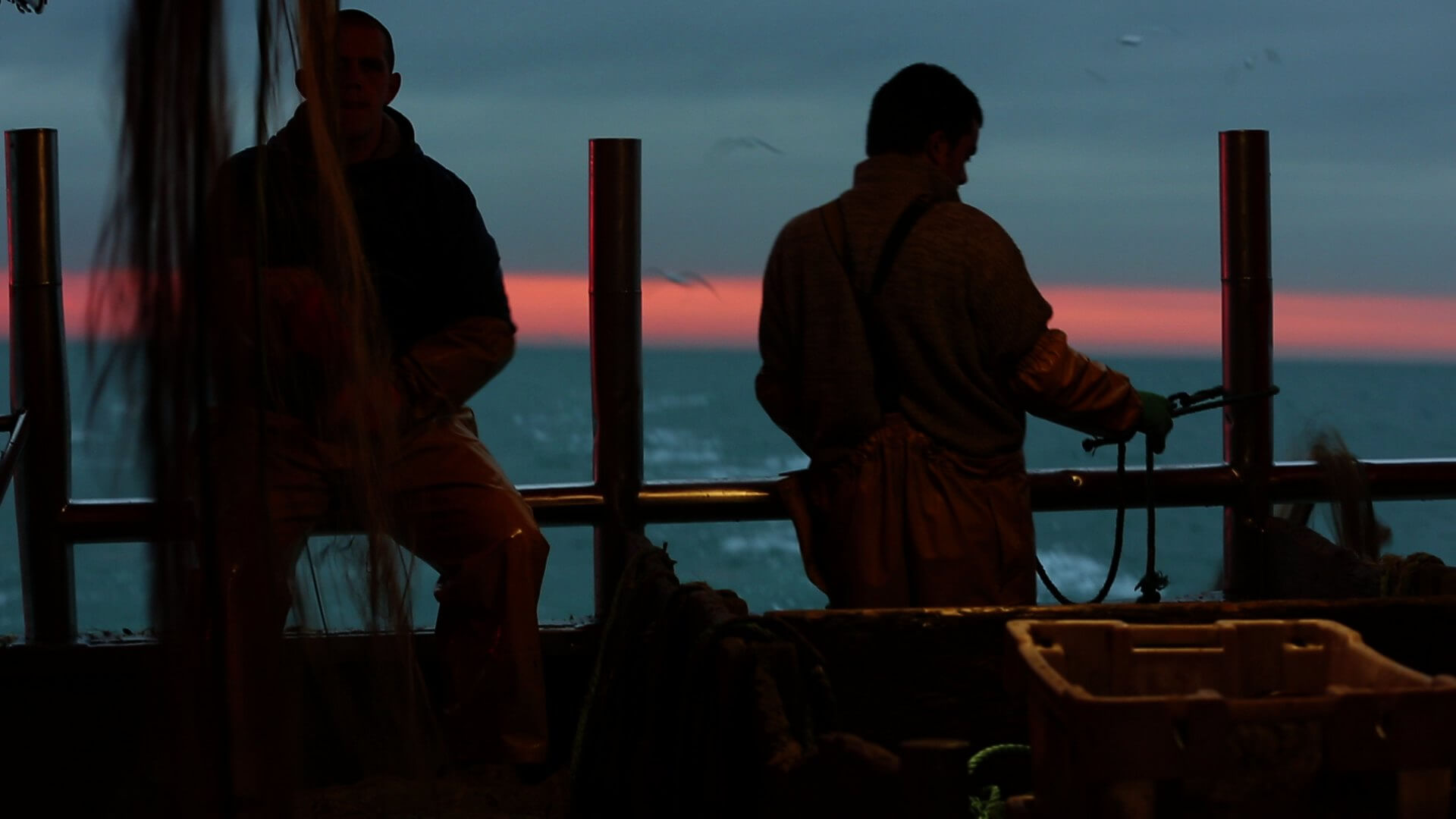 Pêcheurs au crépuscule sur le port de Dunkerque, ciel corail — Journal Extime, web-documentaire 2013