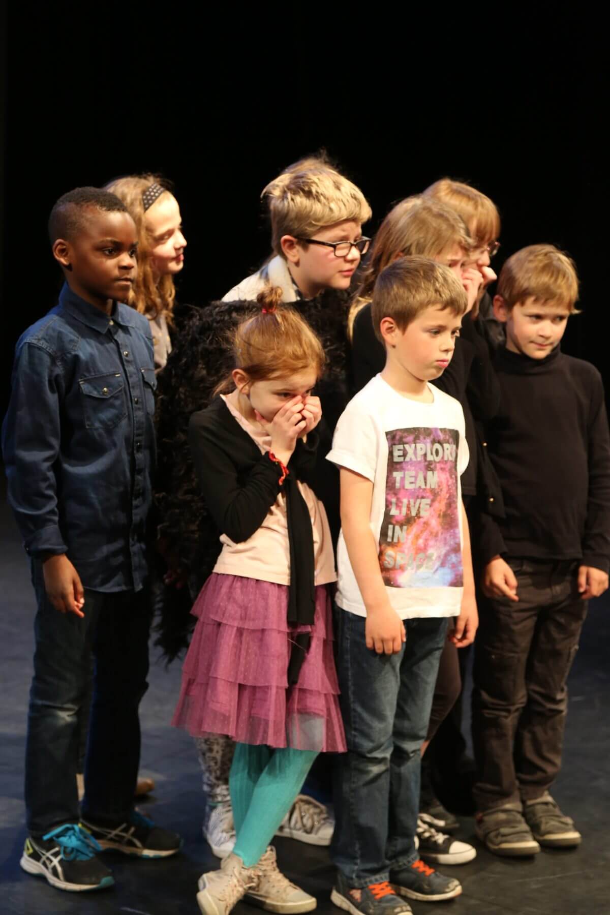 Les enfants de l atelier alignes sur le plateau, en attente avant une scene