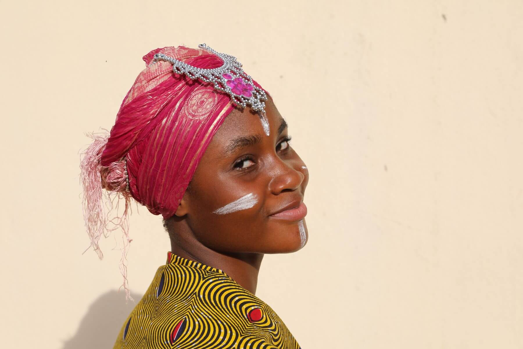 Jeune comedienne en costume, turban rose et maquillage de scene