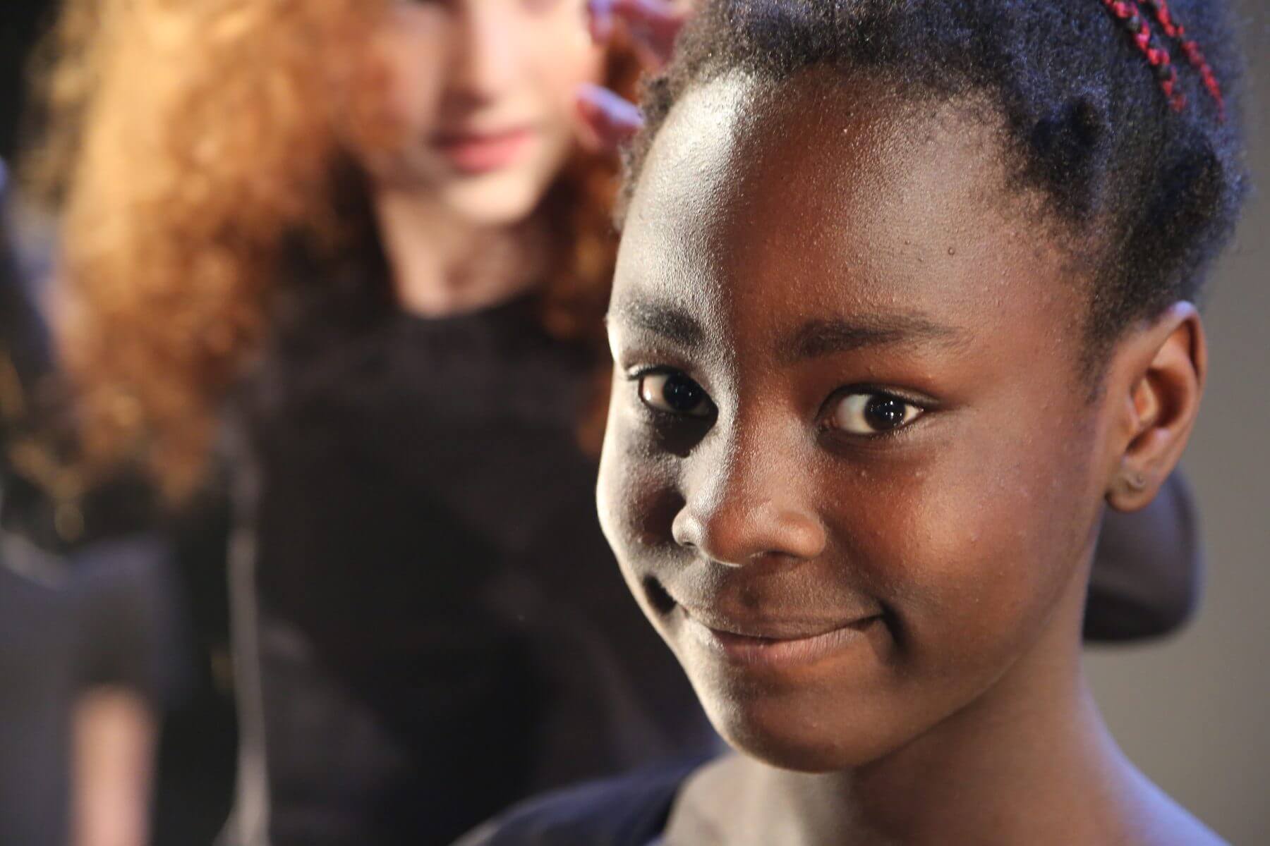 Portrait d une jeune comedienne de l atelier, sourire face camera